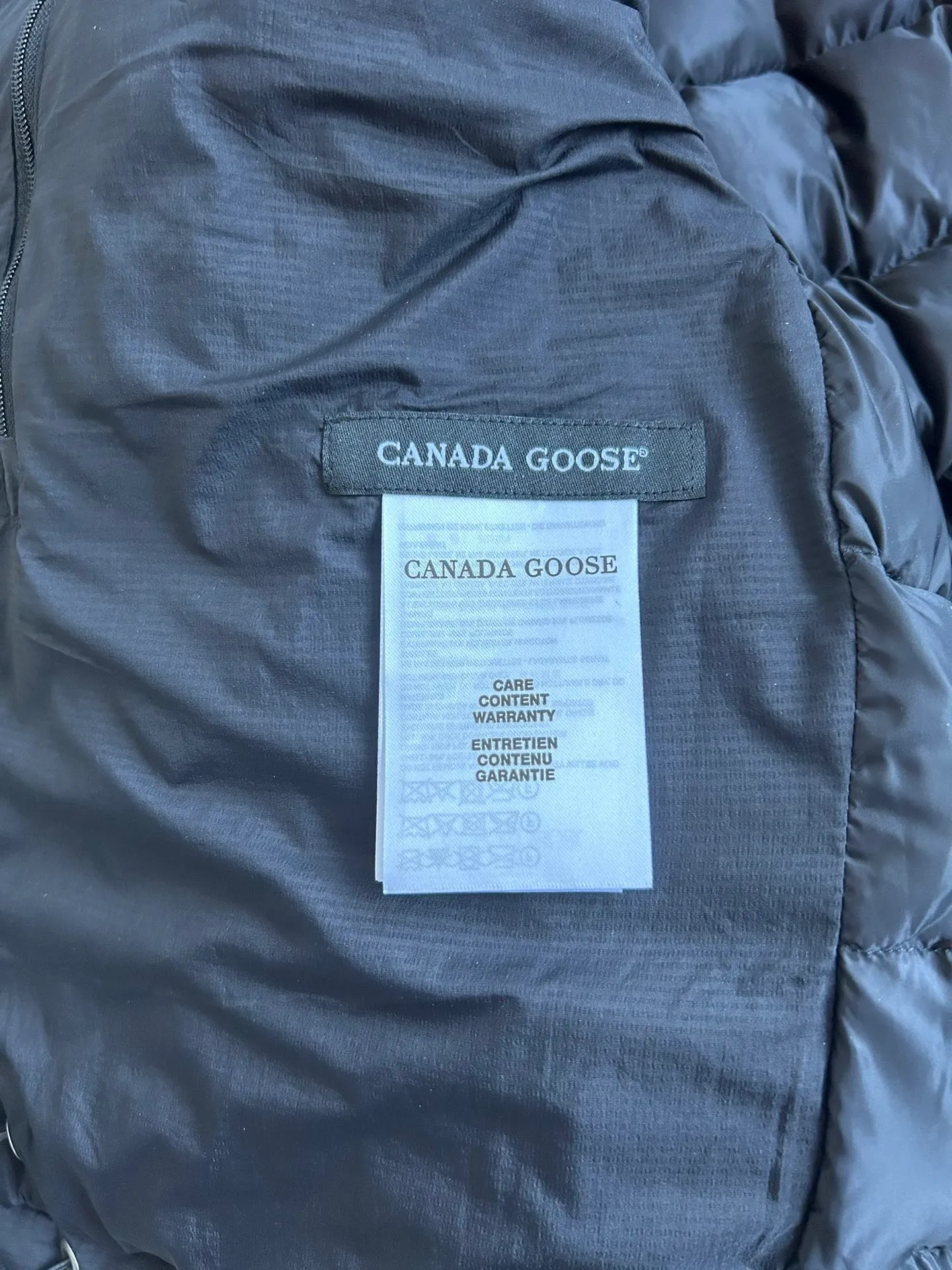 P880 official website CANADA GOOSE thin and light model. It is super lightweight and has no weight-bearing feeling on the upper body! It also shows your temperament!! The Canadian brand Canada Goose has always been recognized as the warmest down jacket. Various Instagram celebrities, Internet celebrities, and celebrities often wear it for street photos. I make Canada Goose every year, but I still can’t get rid of my love for it. No matter how cold the winter is, there is no need to be afraid. It is the legendary warmest down jacket and is known as a must-have for arctic outdoor sports! The most popular down jacket in the world, major celebrities are rushing to buy it, and it is a must-have for everyone! Size: S-2xl Color: black gray